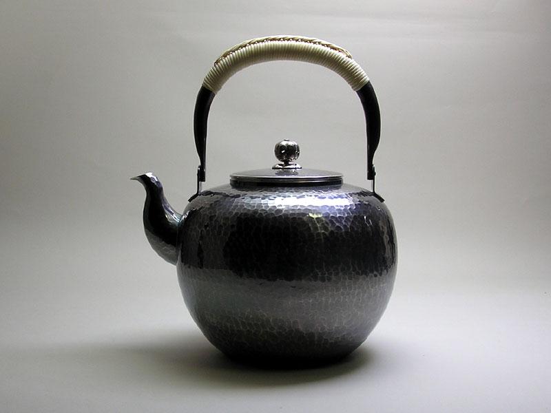 黄銅製の湯沸かし（黒イブシ） / The oxidized brass kettle | 清課堂